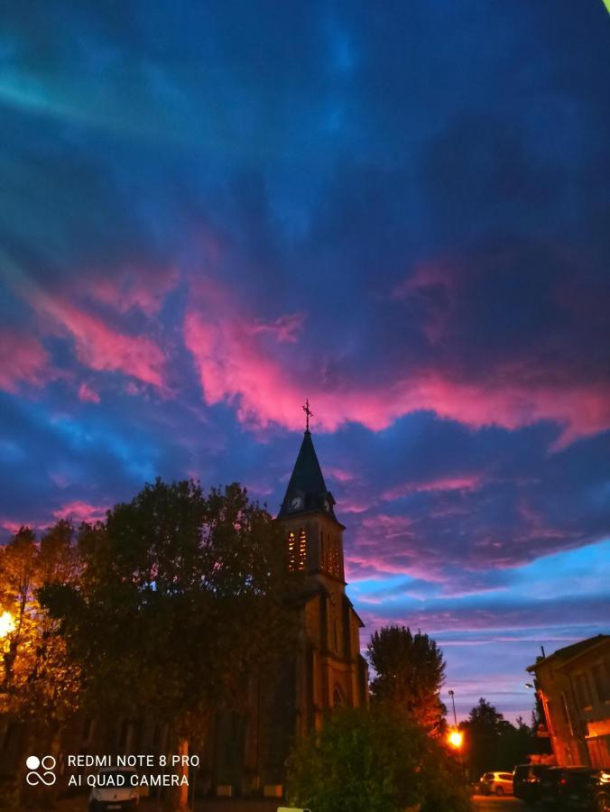 Hotel De La Place Loyettes Экстерьер фото