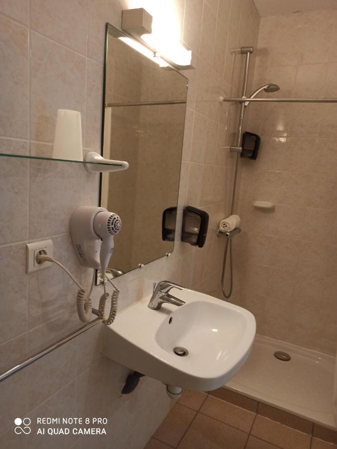 Hotel De La Place Loyettes Экстерьер фото