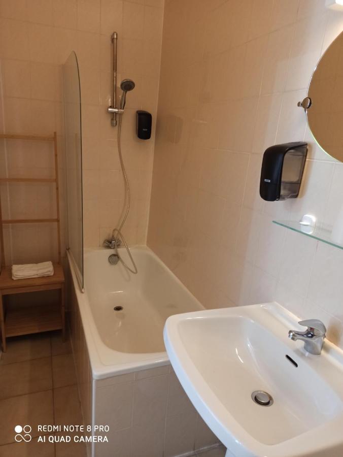Hotel De La Place Loyettes Экстерьер фото