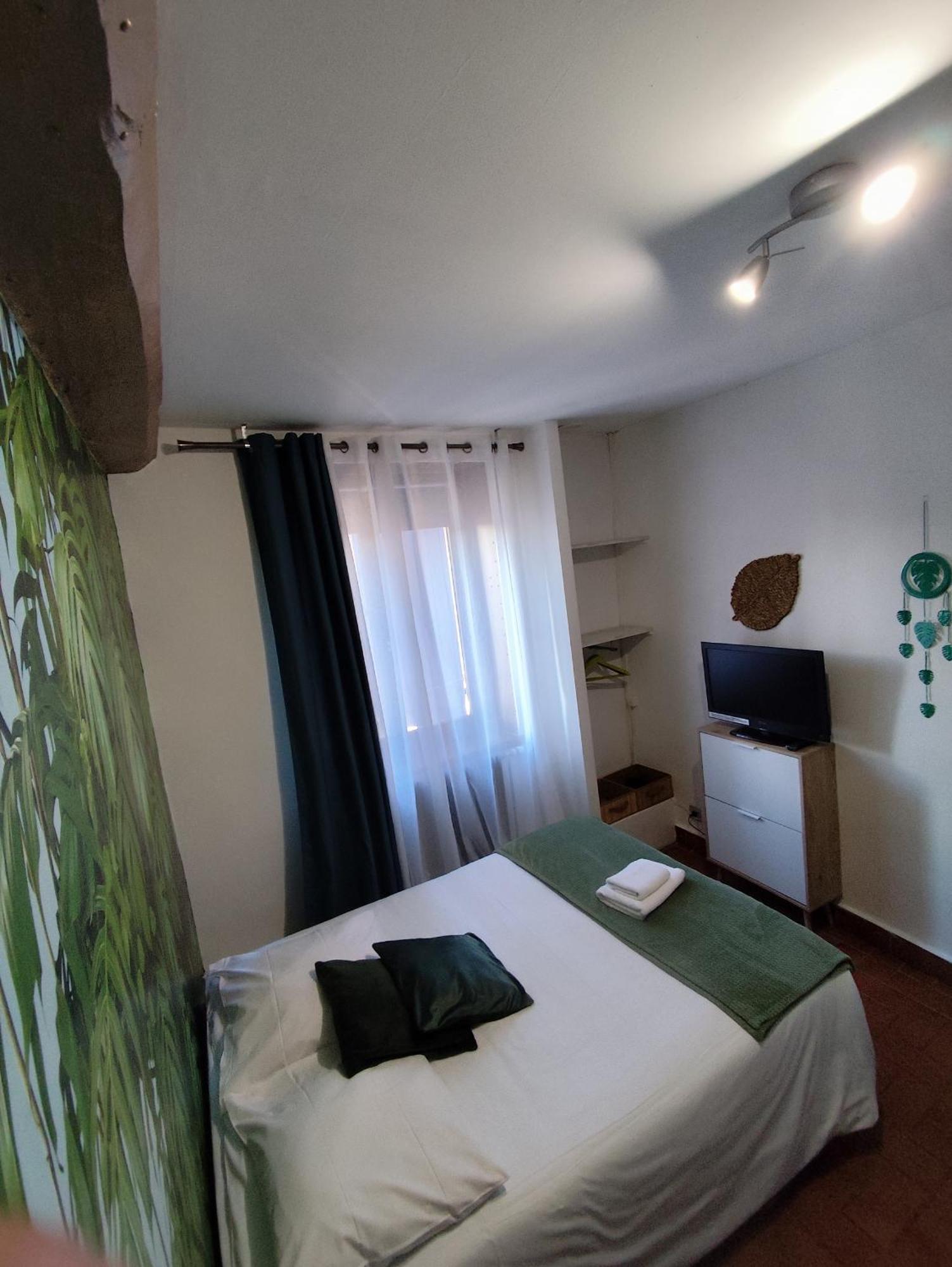 Hotel De La Place Loyettes Экстерьер фото