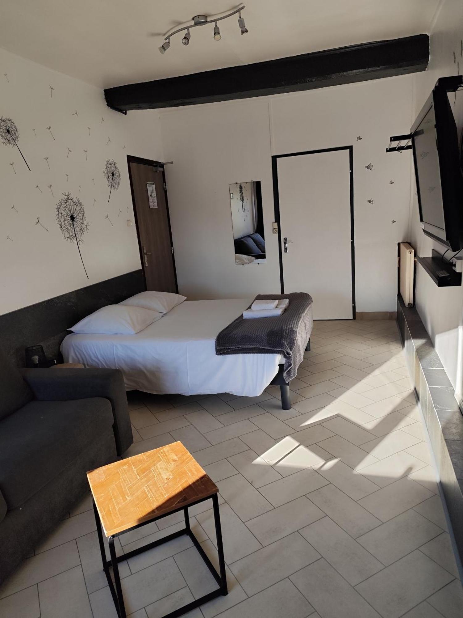 Hotel De La Place Loyettes Экстерьер фото