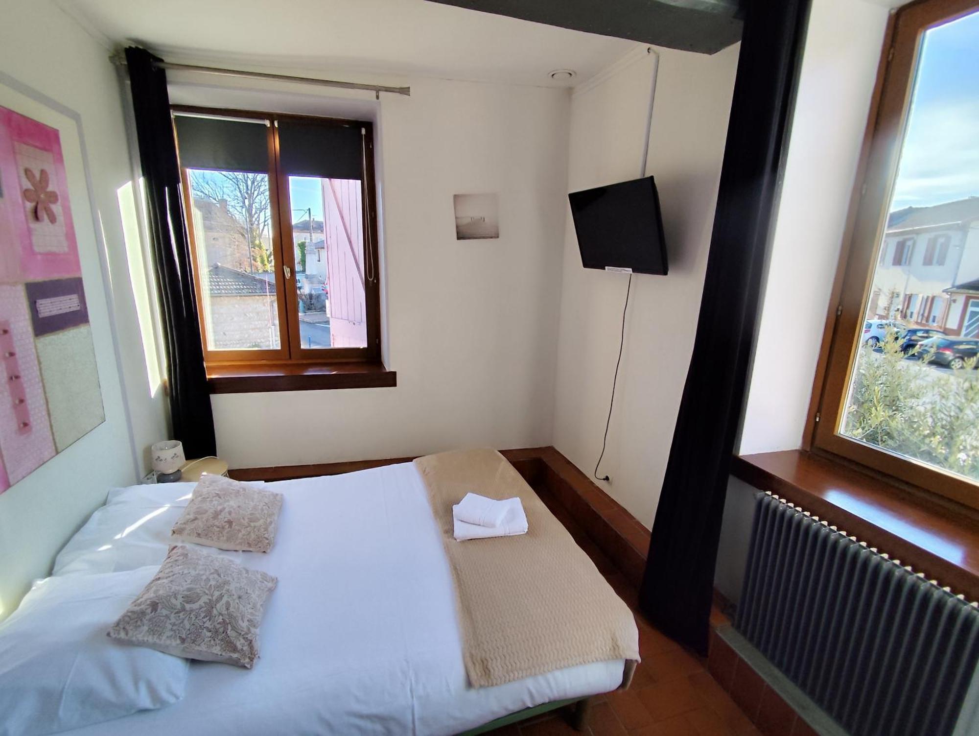 Hotel De La Place Loyettes Экстерьер фото