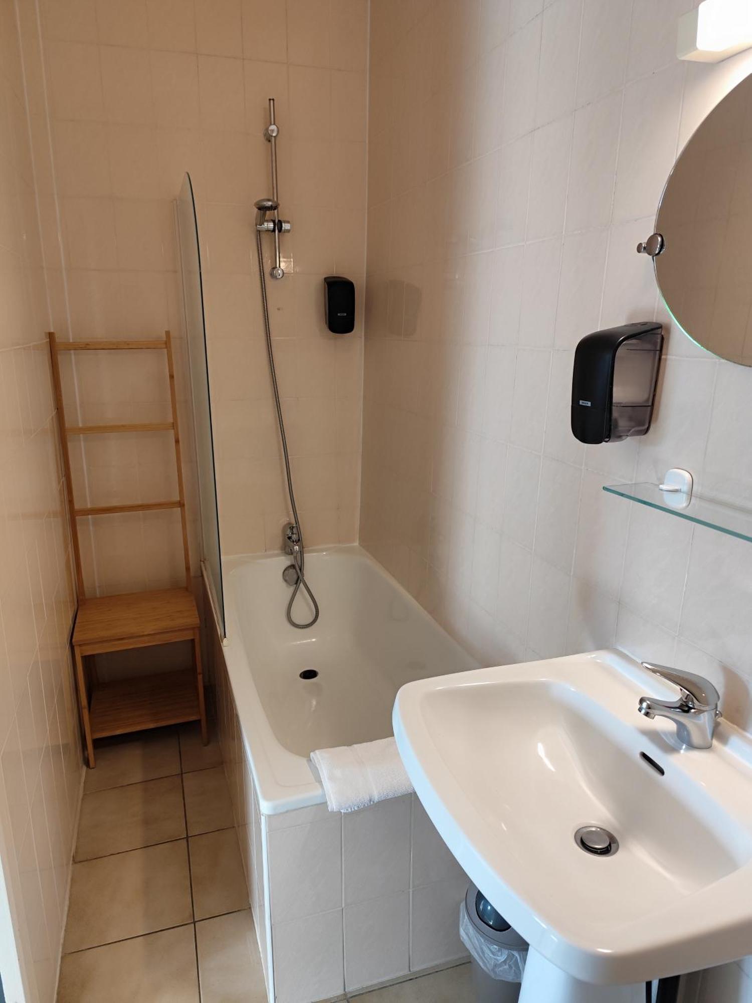 Hotel De La Place Loyettes Экстерьер фото