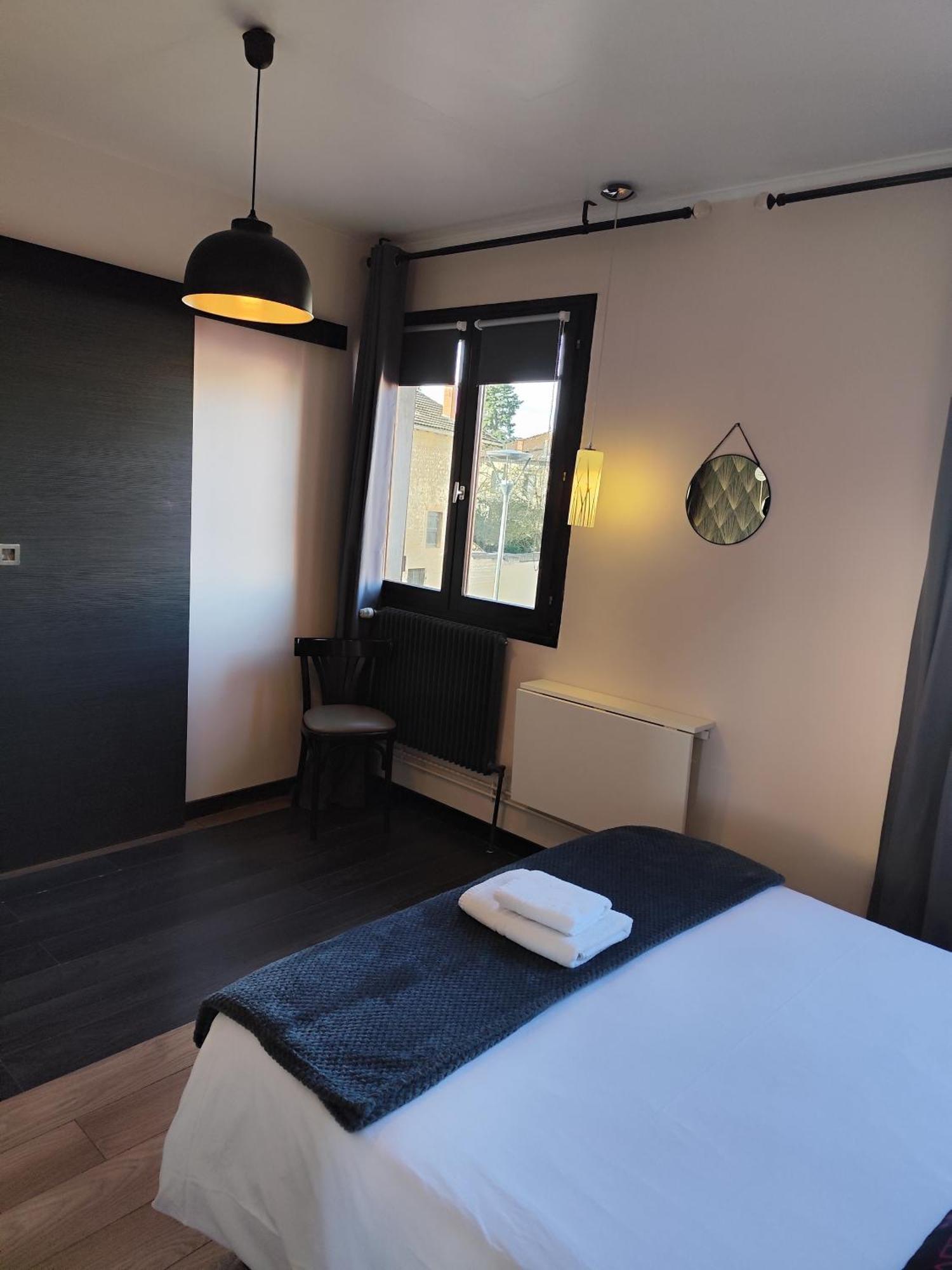 Hotel De La Place Loyettes Экстерьер фото