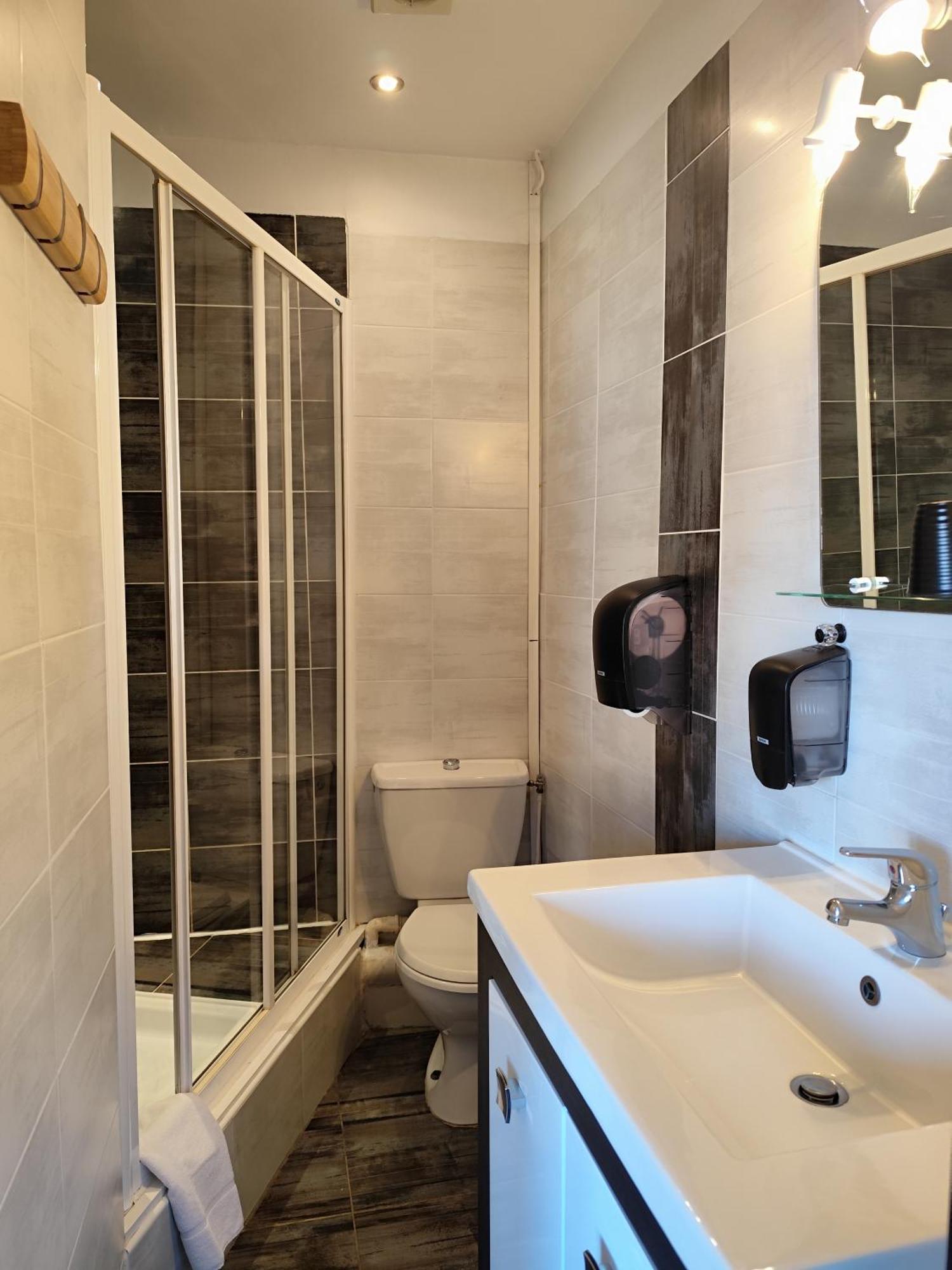 Hotel De La Place Loyettes Экстерьер фото