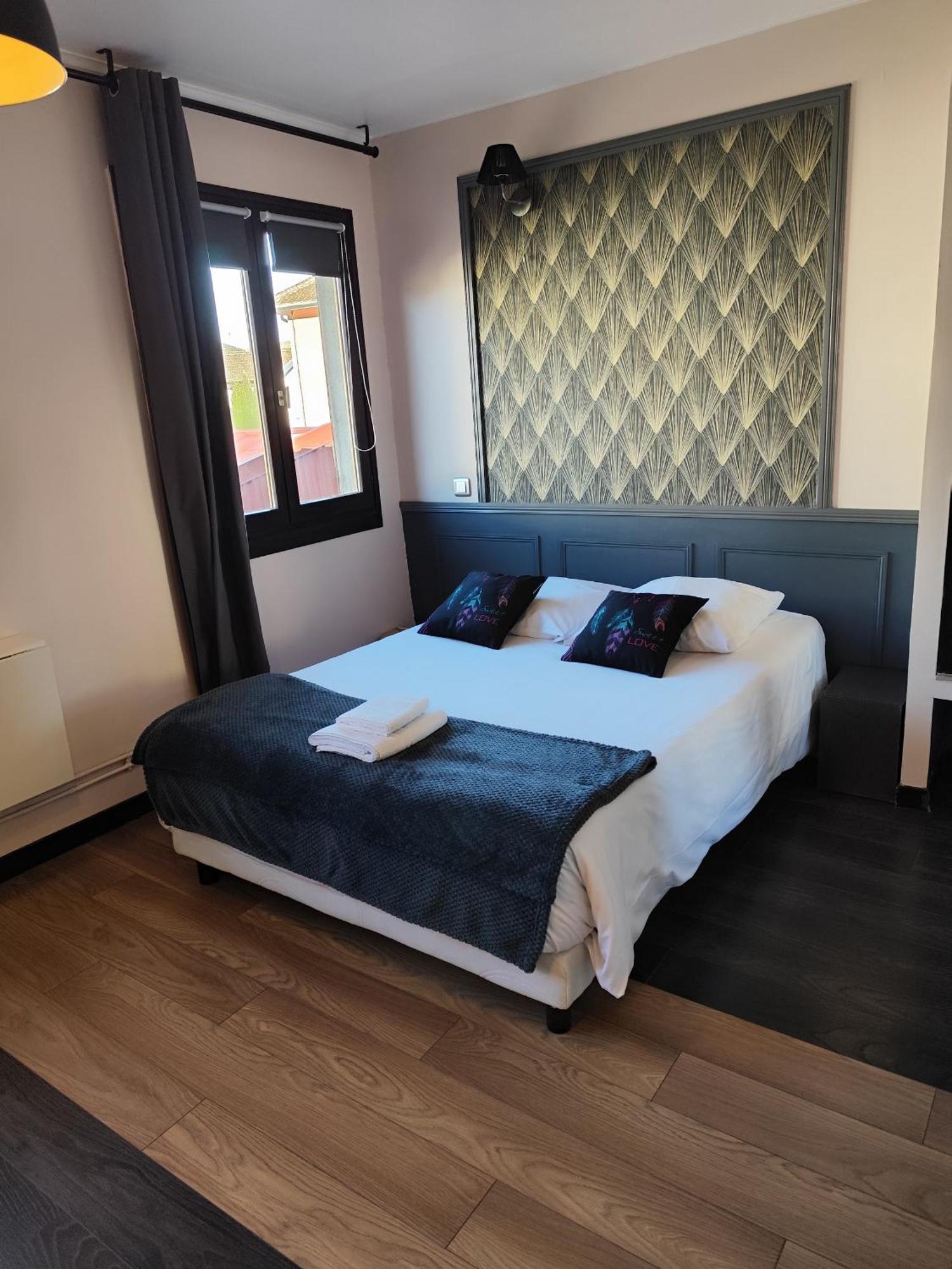 Hotel De La Place Loyettes Экстерьер фото