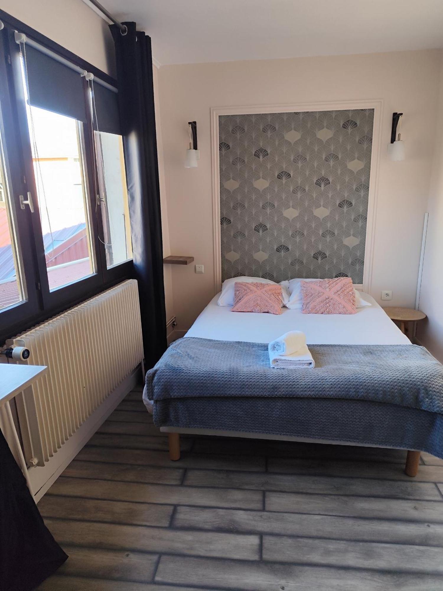 Hotel De La Place Loyettes Экстерьер фото