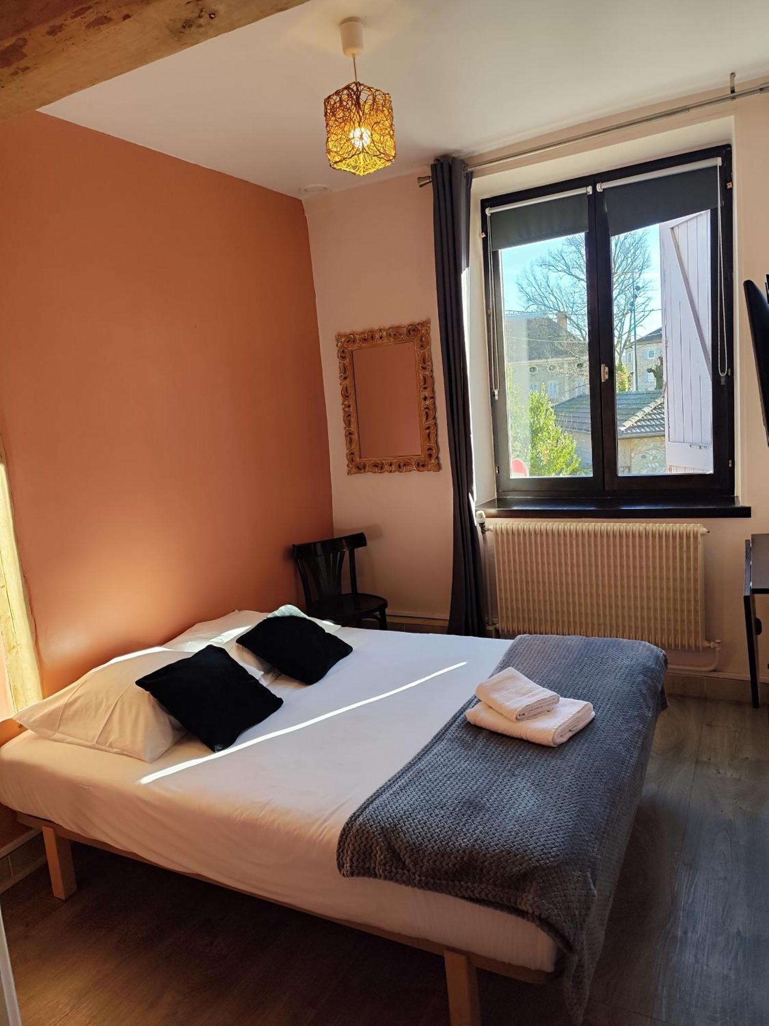 Hotel De La Place Loyettes Экстерьер фото