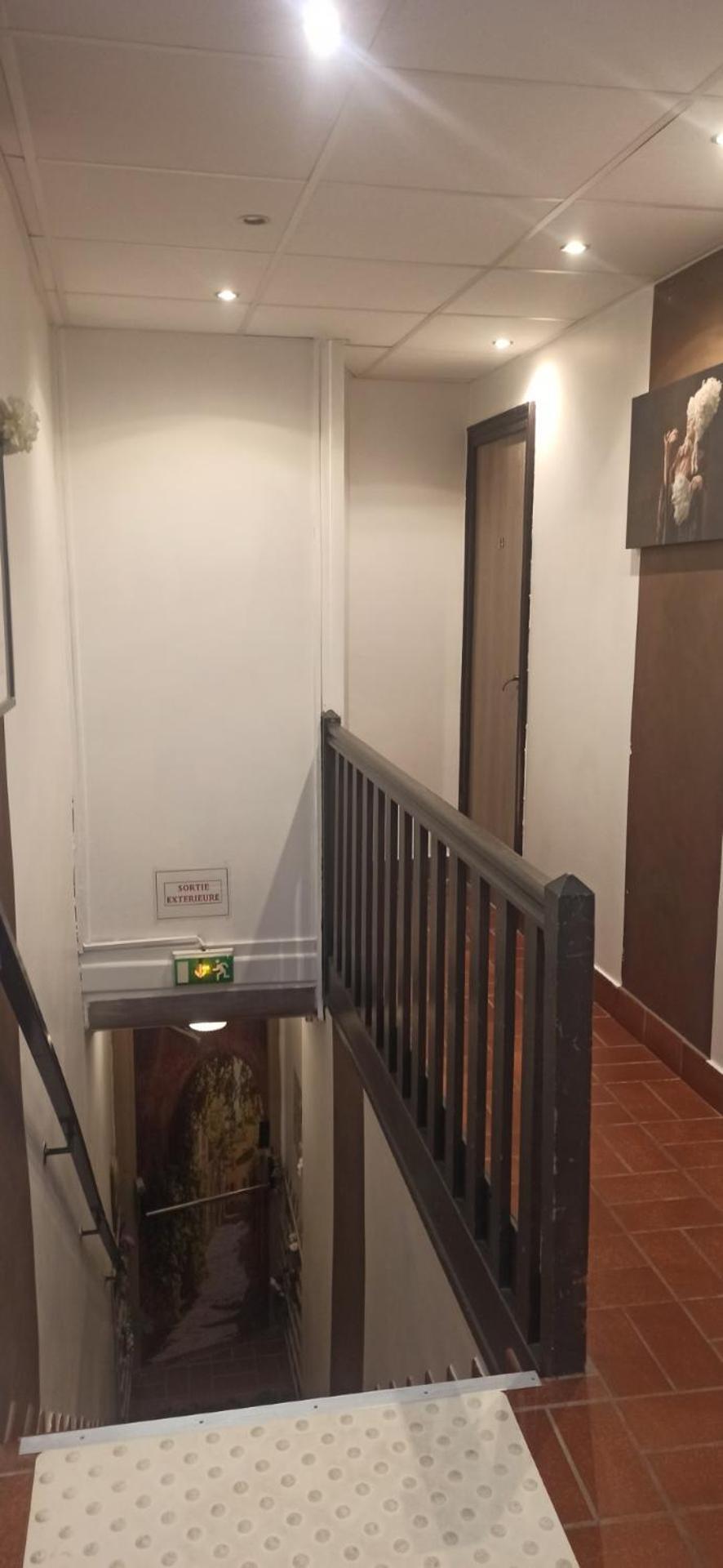 Hotel De La Place Loyettes Экстерьер фото