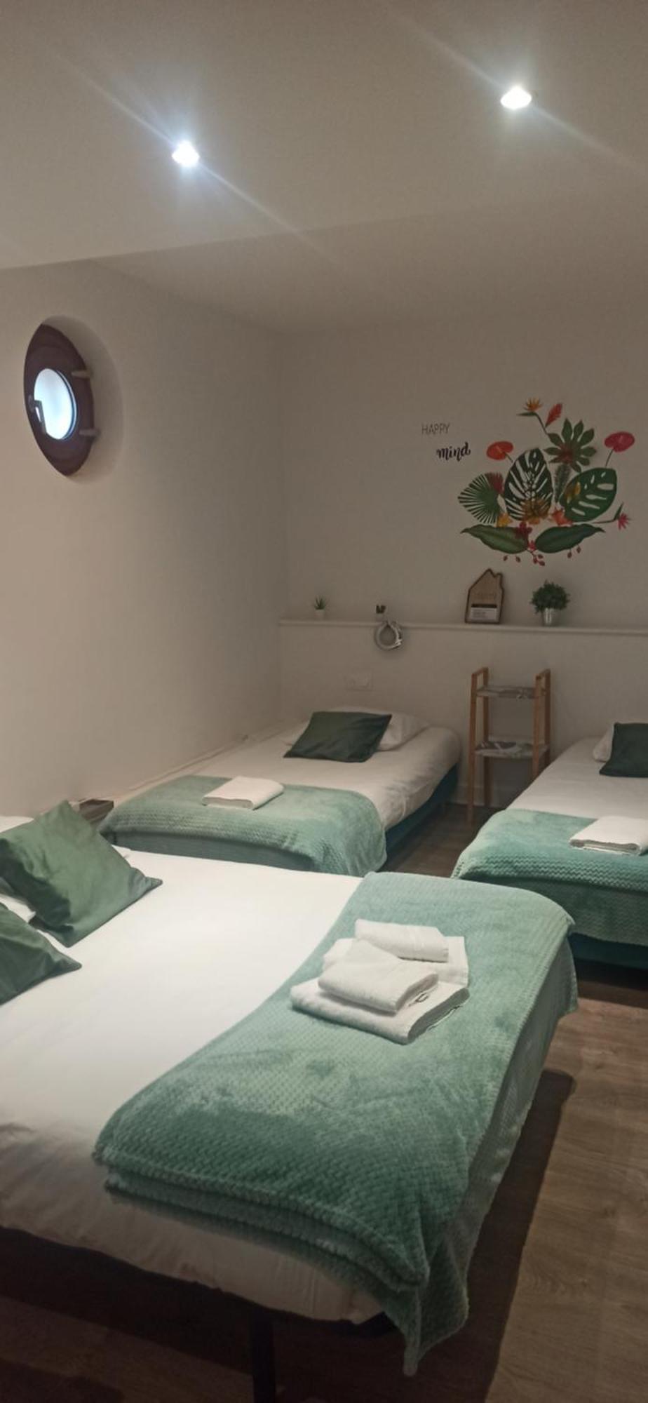 Hotel De La Place Loyettes Экстерьер фото